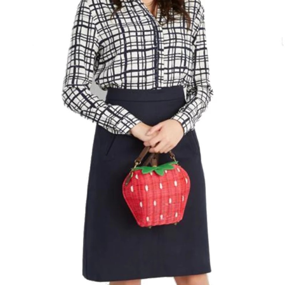 Woven strawberry crossbody bag wicker fruit purse - Picture 6 of 7